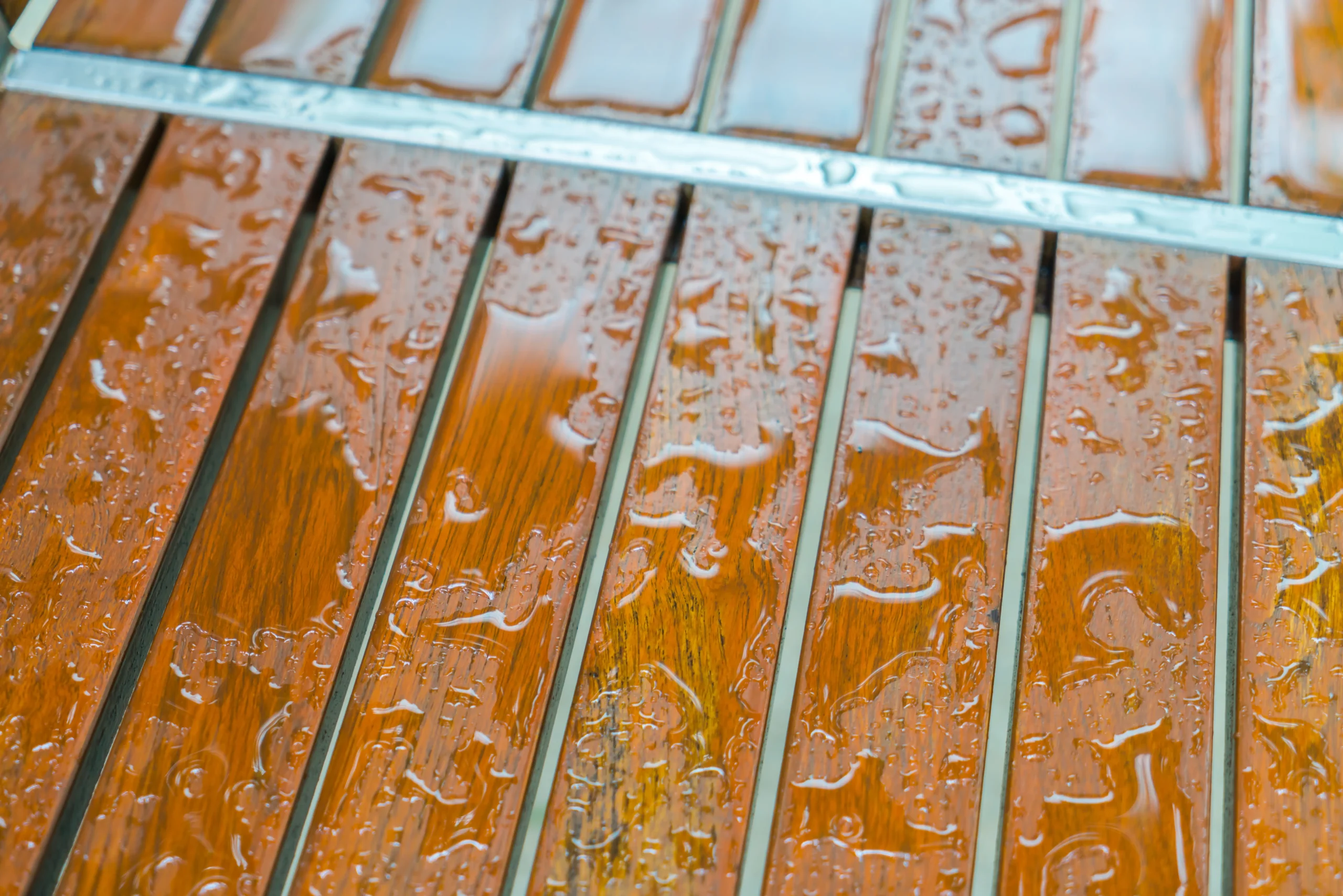 ما هي أنواع مواد البناء المقاومة للرطوبة المتوفرة محليًا في الكويت في 2026؟ أنواع مواد البناء المقاومة للرطوبة